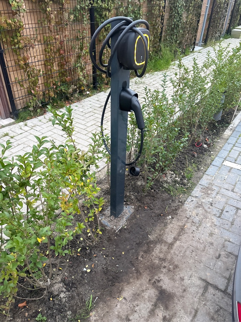 Laadpaal in de tuin met eigen groep en aardlekbeveiliging